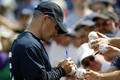 試合前にファンサービスを行うヤンキースのジョー・ジラルディ（%%Joe Girardi%%）監督。(c)AFP/Getty Images/Eliot J. Schechter