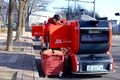 北京市南東部の亦荘地区でスマート配送車に荷物を積む配達員（2025年2月撮影）。(c)Xinhua News