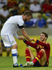 サッカーコンフェデレーションズカップ2013（Confederations Cup 2013）は27日、フォルタレーザ（Fortaleza）で準決勝が行われ、スペインが7-6でイタリアとのPK戦を制し、ブラジルとの決勝に進出した。

イタリアのダニエレ・デ・ロッシ（Daniele De Rossi、左）に手を貸されて立ち上がるスペインのセルヒオ・ラモス（Sergio Ramos、2013年6月27日撮影）。(c)AFP/YURI CORTEZ