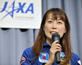 都内の宇宙航空研究開発機構（Japan Aerospace Exploration Agency、JAXA）で記者会見する、2010年に打ち上げ予定の米スペースシャトル「アトランティス（Atlantis）」に登場することが決まった宇宙飛行士の山崎直子（Naoko Yamazaki）さん（2008年11月11日撮影）。(c)AFP/Yoshikazu TSUNO
