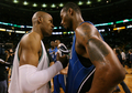 08-09NBA東カンファレンスプレーオフ準決勝、ボストン・セルティックス（%%Boston Celtics%%）対オーランド・マジック（%%Orlando Magic%%）第7戦。試合はマジックが101-82でセルティックスを下し、対戦成績を4勝3敗としてカンファレンス決勝に進出した。写真は試合後にマジックのラシャード・ルイス（%%Rashard Lewis%%、右）を祝福するセルティックスのレイ・アレン（%%Ray Allen%%、左）。（2009年5月17日撮影）(c)AFP/Getty Images/Elsa