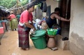 モザンビーク北部のペンバで、家財を運び出そうとする住民（2019年4月29日撮影）。(c)EMIDIO JOZINE / AFP
