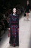 フランス・パリ市内で発表された「ヴァレンティノ（VALENTINO）」14年春夏コレクション（2013年10月1日撮影）。(c)AFP/PATRICK KOVARIK