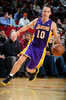 12-13NBA、ヒューストン・ロケッツ（Houston Rockets）対ロサンゼルス・レイカーズ（Los Angeles Lakers）。ドリブルでボールを運ぶロサンゼルス・レイカーズのスティーブ・ナッシュ（Steve Nash、（2013年1月8日撮影）。(c)AFP/Getty Images/NBAE/Garrett W. Ellwood