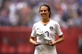 女子サッカーW杯カナダ大会・決勝、米国対日本。大会得点王のトロフィーを手にポーズをとる米国のカーリー・ロイド（2015年7月5日撮影）。(c)AFP/Getty Images/Dennis Grombkowski
