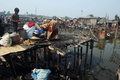 インド・コルカタ（Kolkata）郊外の貧民街で16日、火災が発生し、バラック小屋700戸が全焼、1000人以上が住居を失った。警察当局によると死者、負傷者は報告されていない。

写真は全焼した家屋で持ち物を探す住民（2013年3月16日撮影）。(c)AFP/Dibyangshu SARKAR