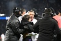 21-22フランス・リーグ1第24節、パリ・サンジェルマン対レンヌ。試合中にパリ・サンジェルマンのキリアン・エムバペ（中央右）に駆け寄る少年（2022年2月11日撮影）。(c)FRANCK FIFE / AFP