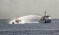 南シナ海（South China Sea）でベトナムの船艇に放水する中国海警局船（右、2014年5月2日撮影、同7日提供）。(c)AFP/VIETNAMESE FOREIGN MINISTRY