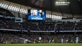 英イングランド北西部マンチェスターの競技場で、サッカー・プレミアリーグの試合前にスクリーンに映し出された、英バンド「ビオラ・ビーチ」のメンバーとマネジャーの写真（2016年2月14日撮影）。(c)AFP/OLI SCARFF