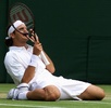 テニス、ウィンブルドン選手権、男子シングルス4回戦。ピート・サンプラスに勝利して喜ぶロジャー・フェデラー（2001年7月2日撮影）。(c)AFP/GERRY PENNY