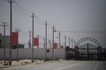 中国西部・新疆ウイグル自治区ホータン地区郊外で、主にイスラム教徒であるウイグル人が収容されているとみられる「再教育施設」（2019年5月31日撮影）。(c)GREG BAKER / AFP