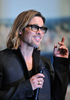 ブラット・ピット（Brad Pitt）主演の新作映画『マネー・ボール（Moneyball）』のジャパンプレミアが9日、都内で開催され、来日中のピットがアンジェリーナ・ジョリー（Angelina Jolie）とともに登場した。同作品は11日から全国ロードショーとなる。写真は、舞台あいさつを行うピット（2011年11月9日撮影）。(c)AFP/KAZUHIRO NOGI