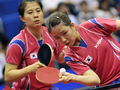 09世界卓球選手権横浜大会（%%2009 World Table Tennis Championships in Yokohama%%）女子ダブルス準決勝。中国の郭炎（%%Guo Yan%%）／丁寧（%%Ding Ning%%）組は、韓国の金璟娥（%%Kim Kyung Ah%%）／朴美英（%%Park Mi Young%%）と対戦。郭炎／丁寧組は4-1（11-3、11-9、12-14、12-10、12-10）で勝利し、決勝戦へ進出した。写真はボールを打ち返す朴美英（右）とパートナーの金璟娥。（2009年5月4日撮影）(c)AFP/Yoshikazu TSUNO