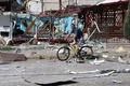 ウクライナ東部リシチャンスクで、がれきの中を自転車で通行する男性（2022年6月21日撮影）。(c)Anatolii Stepanov / AFP