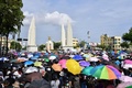 タイ・バンコクの民主記念塔周辺での反政府デモに参加した人々（2020年8月16日撮影）。(c)Lillian SUWANRUMPHA / AFP