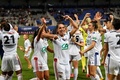 サッカーフランス杯女子決勝、オリンピック・リヨン対パリ・サンジェルマン。優勝を喜ぶオリンピック・リヨンの選手（2020年8月9日撮影）。(c)Philippe DESMAZES / AFP