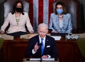 米首都ワシントンの連邦議会で開かれた米上下両院合同会議で演説するジョー・バイデン米大統領（手前中央）と、演説を聴くカマラ・ハリス副大統領（左奥）とナンシー・ペロシ下院議長（右奥、2021年4月28日撮影）。(c)JIM WATSON / POOL / AFP