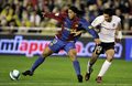 写真は、バレンシアのラウル・アルビオル（%%Raul Albiol%%、右）を手で制するバルセロナのロナウジーニョ（%%Ronaldinho%%）。(c)AFP/JOSE JORDAN