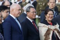 ニュージーランドのクリストファー・ラクソン首相と並んで歓迎式典に臨む中国の李強首相（中央）。ニュージーランド首都ウェリントンで（2024年6月13日撮影）。(c)Mark Mitchell / POOL / AFP