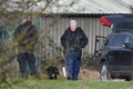 サラ・エバラードさんの遺体が発見された英ケント州アシュフォード付近の現場に到着した警察官と警察犬（2021年3月11日撮影）。(c)Ben STANSALL / AFP