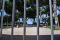 イタリア・ローマにある庭園で、閉鎖された入り口（2020年3月15日撮影）。(c)Andreas SOLARO / AFP