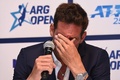 男子テニスのアルゼンチン・オープンの記者会見で目頭を押さえるファン・マルティン・デルポトロ（2022年2月5日撮影）。(c)AFP PHOTO / TELAM / MATEOS PEPE