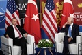 スペインの首都マドリードで、北大西洋条約機構（NATO）首脳会議に合わせて会談するジョー・バイデン米大統領とトルコのレジェプ・タイップ・エルドアン大統領（2022年6月29日撮影）。(c)Brendan SMIALOWSKI / AFP