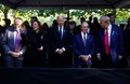 米ニューヨーク市で、2001年米同時多発攻撃の追悼行事に出席するジョー・バイデン大統領とカマラ・ハリス副大統領、ドナルド・トランプ前大統領ら（2024年9月11日撮影）。(c)Adam GRAY / AFP