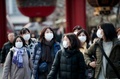 マスクをして都内の浅草寺を訪れた人々（2020年2月3日撮影）。(c)Behrouz MEHRI / AFP