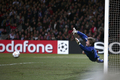 シュートに反応するマンチェスター・ユナイテッドのエドウィン・ファン・デル・サール（%%Edwin Van Der Sar%%）。(c)AFP/FRED DUFOUR