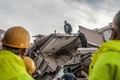 トルコのイズミルで、地震により倒壊した建物で行方不明者の捜索を行う人々（2020年10月30日撮影）。(c)MERT CAKIR / AFP