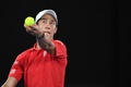 全豪オープンテニス、男子シングルス4回戦。サーブを打つ錦織圭（2017年1月22日撮影）。(c)AFP/SAEED KHAN