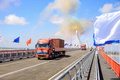 ロシア極東のブラゴベシチェンスクと中国北部の黒河を結ぶ初の道路橋を通行するトラック。ロシア・アムール州政府提供（2022年6月10日撮影）。(c)Amur region Government press service / AFP