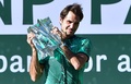 テニス、BNPパリバ・オープン、男子シングルス決勝。トロフィーを手に喜ぶロジャー・フェデラー（2017年3月19日撮影）。(c)AFP/FREDERIC J. BROWN