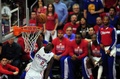 13-14NBAプレーオフ1回戦（7回戦制）、ロサンゼルス・クリッパーズ（Los Angeles Clippers）対ゴールデンステイト・ウォリアーズ（Golden State Warriors）第7戦。ダンクシュートを決めるロサンゼルス・クリッパーズのダレン・コリソン（Darren Collinson、2014年5月3日撮影）。(c)AFP/Frederic J. BROWN