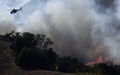 米カリフォルニア（California）州ロサンゼルス（Los Angeles）市郊外カラバサス（Calabasas）で18日、高速道路101号線付近で山火事が発生し、ロサンゼルス郡消防当局によるとこれまでに16～20ヘクタールが焼けた。火事の原因は北行きの車線で起きた自動車火災だとされ、消防当局が地上と空から消火活動にあたっている。

写真は、延焼する山火事と消火にあたるヘリコプター（2013年8月18日撮影）。(c)AFP/JOE KLAMAR
