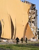 ウクライナ・キーウで、ロシアの攻撃後に炎上した工業施設（2023年5月28日撮影）(c)Sergei SUPINSKY / AFP