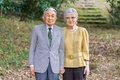 89歳の誕生日を前に、東京都港区の赤坂御用地で上皇さまと写真撮影に臨まれる上皇后美智子さま。宮内庁提供（2023年10月6日撮影、20日提供）。(c)AFP PHOTO / IMPERIAL HOUSEHOLD AGENCY
