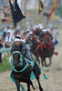 福島県の伝統祭り「相馬野馬追」は29日に2日目を迎え、東日本大震災の影響で前年は見送られていた主行事の甲冑（かっちゅう）競馬と神旗争奪戦が南相馬市で行われた。1000年にわたり続く祭りにはこの日、数万人が訪れ、約400騎が繰り広げる勇壮な伝統行事を楽しんだ。

写真は甲冑競馬で競り合う騎馬武者たち（2012年7月29日撮影）。(c)AFP/Toru YAMANAKA