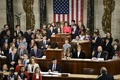 米首都ワシントンの連邦議会議事堂で、議員らの子や孫たちに囲まれるナンシー・ペロシ下院議長（2019年1月3日撮影）。(c)SAUL LOEB / AFP