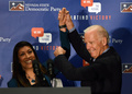 米ネバダ州ラスベガスで、選挙運動の一環で行われた集会でジョー・バイデン米副大統領（当時）を紹介するルーシー・フローレス氏（左、2014年10月31日撮影）。(c) Ethan Miller / GETTY IMAGES NORTH AMERICA / AFP