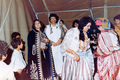 リビアの首都トリポリ（Tripoli）のムアマル・カダフィ（Moamer Kadhafi）大佐の邸宅と、三男サーディ（Saadi Kadhafi）氏の市内の別荘からアルバムが発見された。

写真はカダフィ家のアルバムより、親族の結婚式で撮影されたカダフィ大佐とサフィヤ（Safiya）夫人（右から2人目、撮影日不明、2011年8月28日入手）。(c)AFP