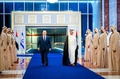 アラブ首長国連邦（UAE）のアブダビ国際空港で、イスラエルのナフタリ・ベネット首相（左）の到着を歓迎するアブドラ・ビン・ザイド・ナハヤン外務・国際協力相（2021年12月12日撮影）。(c)AFP PHOTO/ HO/ WAM
