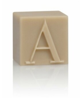 宝石のようなキューブのプラリネをギフトに「アルマーニ/ドルチ」 写真