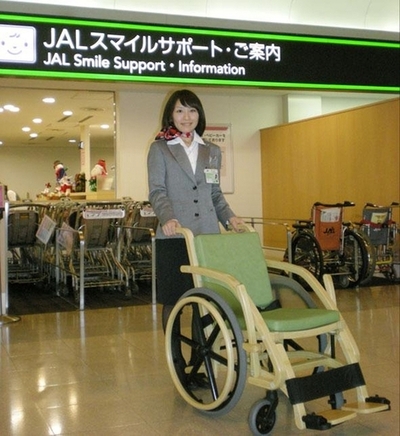 JAL、竹製の車いすを公開 座ったままでセキュリティチェック