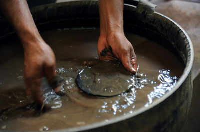 コーンスターチで金抽出、失敗から新手法を偶然発見