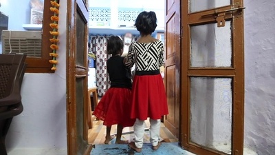 字幕:コロナ禍で孤児急増、偽装縁組と人身売買の闇 インド