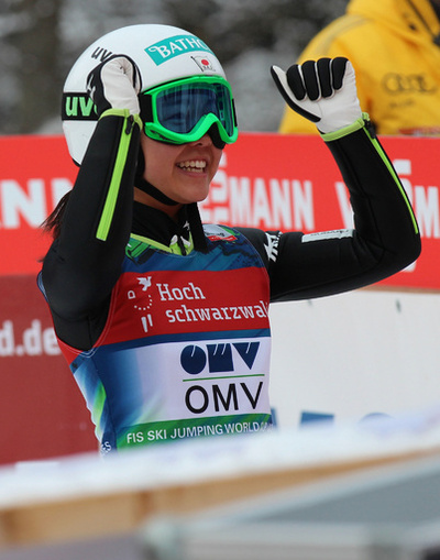 高梨沙羅が誕生日の父にささげる4勝目、ジャンプW杯女子