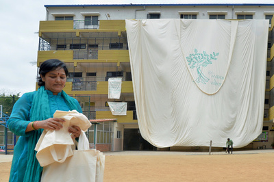 巨大綿バッグでギネスに挑戦！ お買い物は布製で インド
