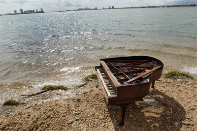 砂州に突如現れたピアノの謎、解決 米マイアミ